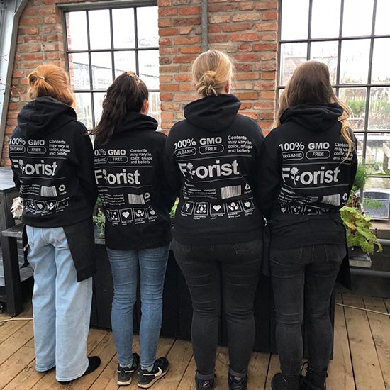 Mitarbeiterinnen mit Hoodies